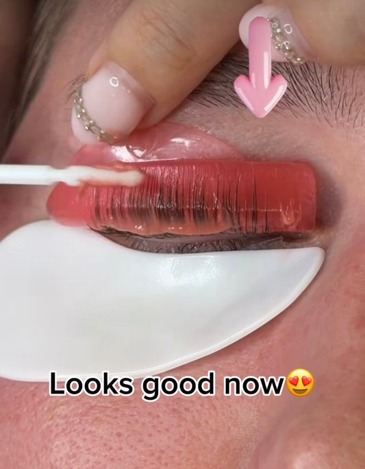 Long front lashes correctly placed on a lash lift shield after using the switch-to-opposite-eye trick